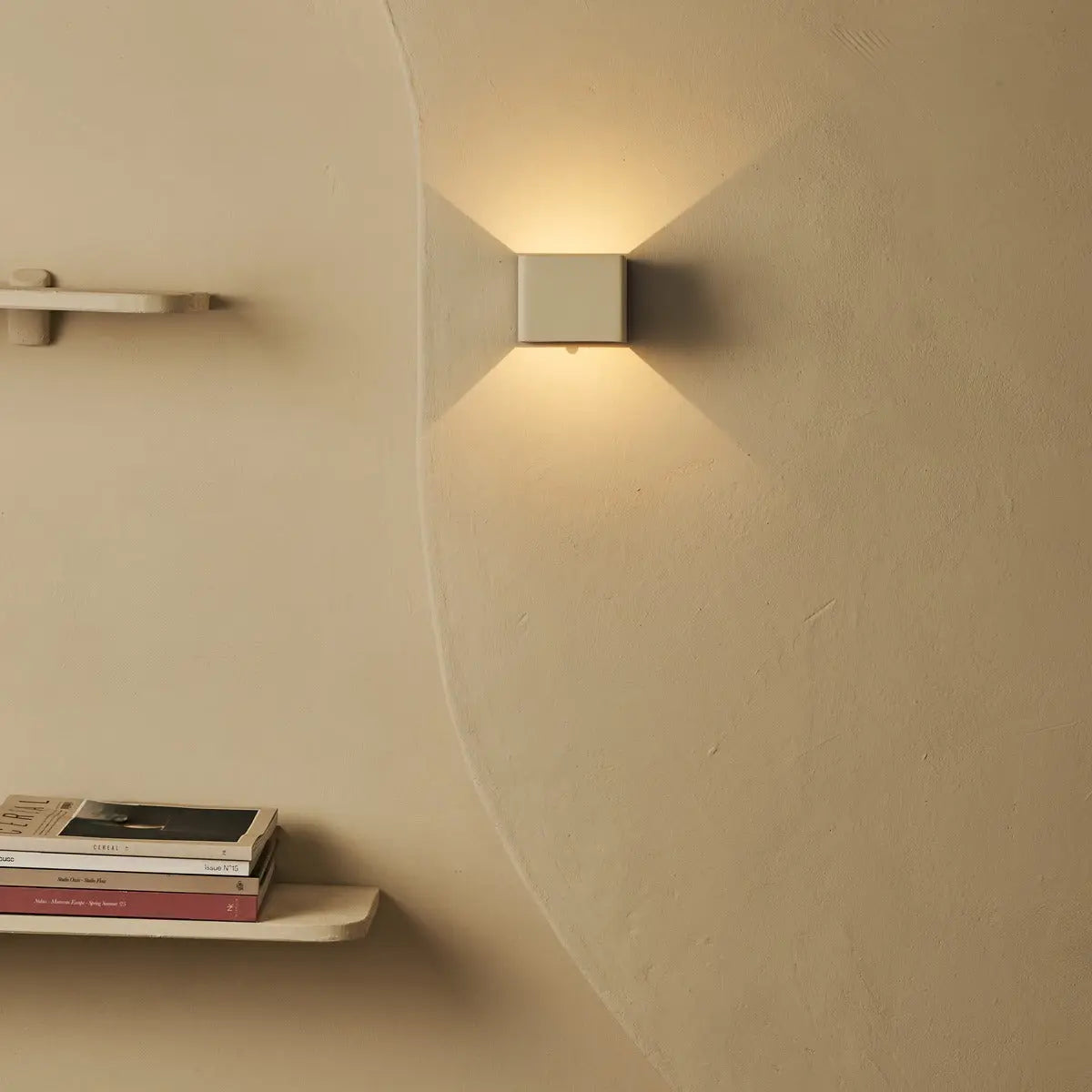 Tess Vanilla Rechargeable Wall Lamp – Motion sensor, 20 Different Light Modes, Dimmable, Magnetic Suspension System Lamp & Including Remote Control