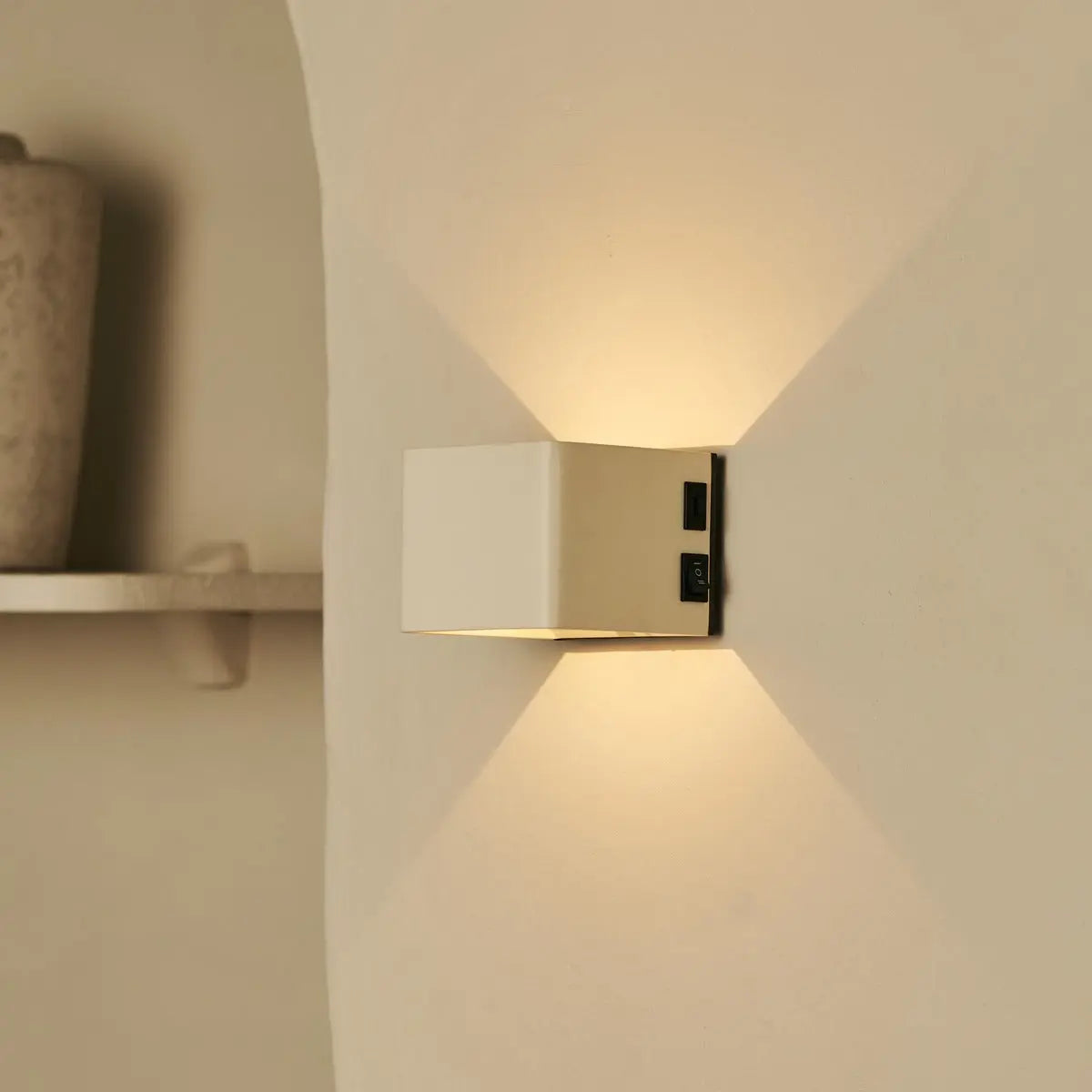 Tess Vanilla Rechargeable Wall Lamp – Motion sensor, 20 Different Light Modes, Dimmable, Magnetic Suspension System Lamp & Including Remote Control