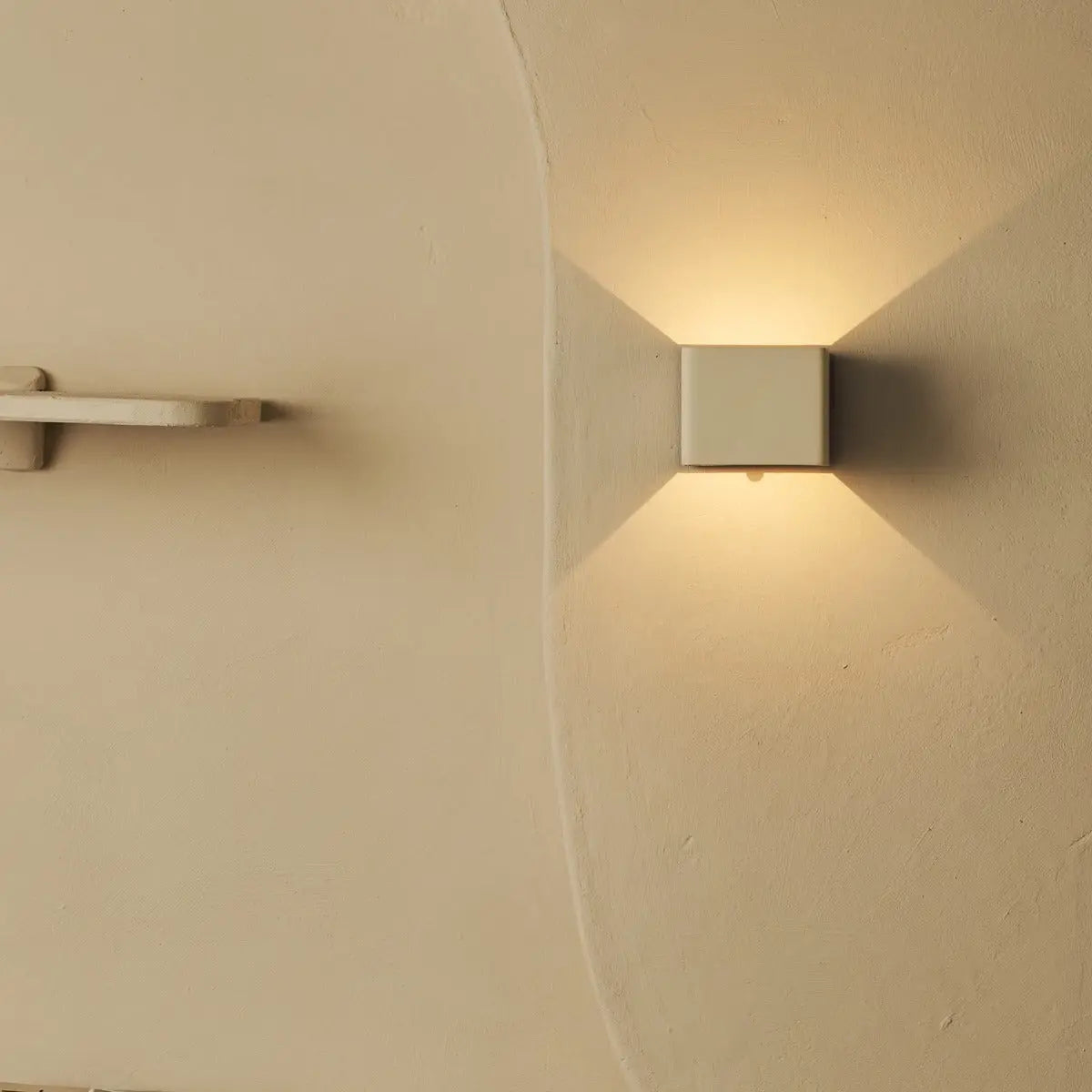 Tess Vanilla Rechargeable Wall Lamp – Motion sensor, 20 Different Light Modes, Dimmable, Magnetic Suspension System Lamp & Including Remote Control