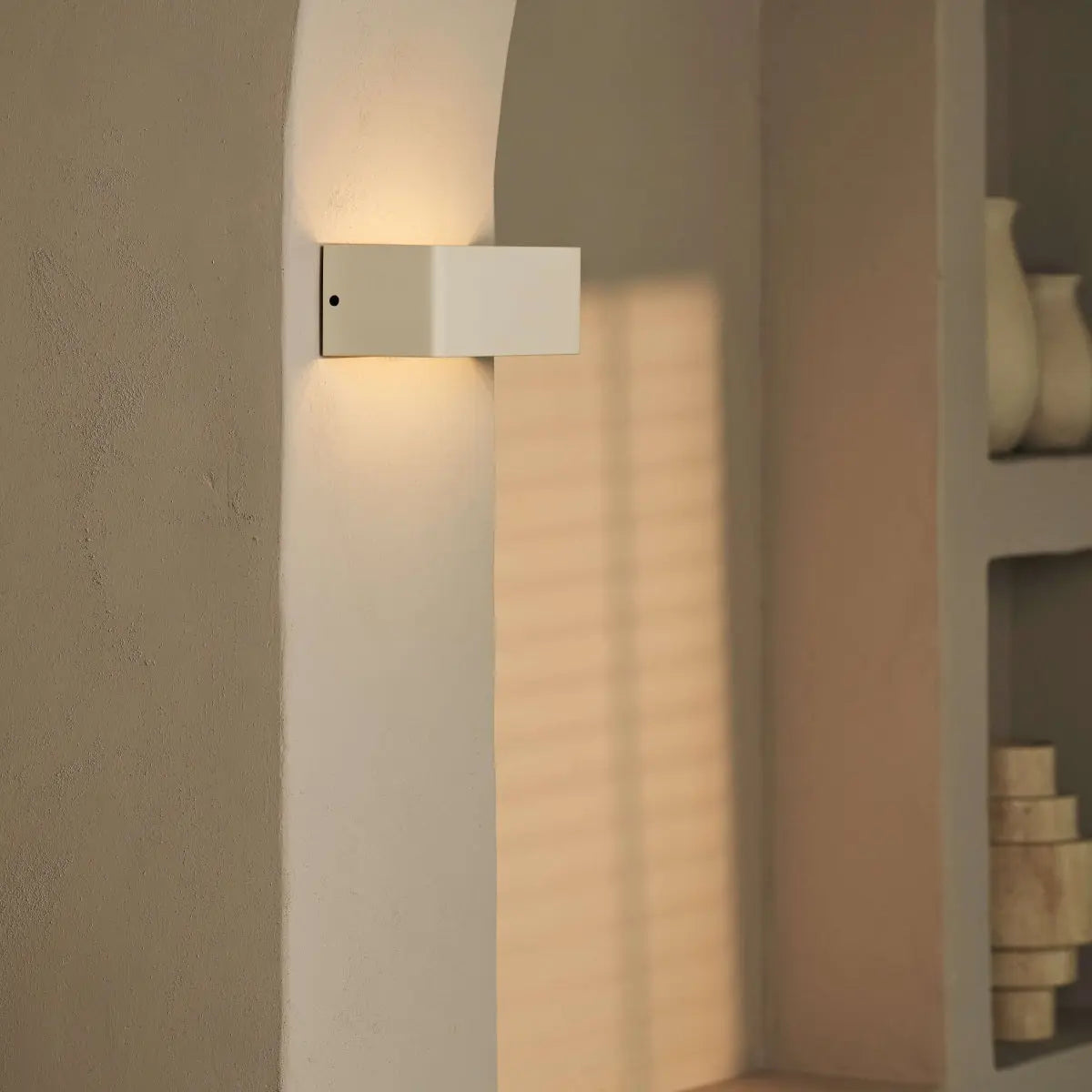 Tessa Vanilla Cordless Wall Lamp including Remote Control, 20 Light Modes, Dimmable, Magnetic Suspension System & with Motion Sensor