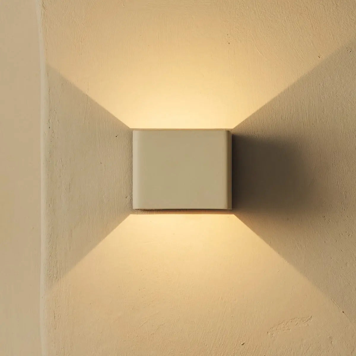Tess Vanilla Rechargeable Wall Lamp – Motion sensor, 20 Different Light Modes, Dimmable, Magnetic Suspension System Lamp & Including Remote Control
