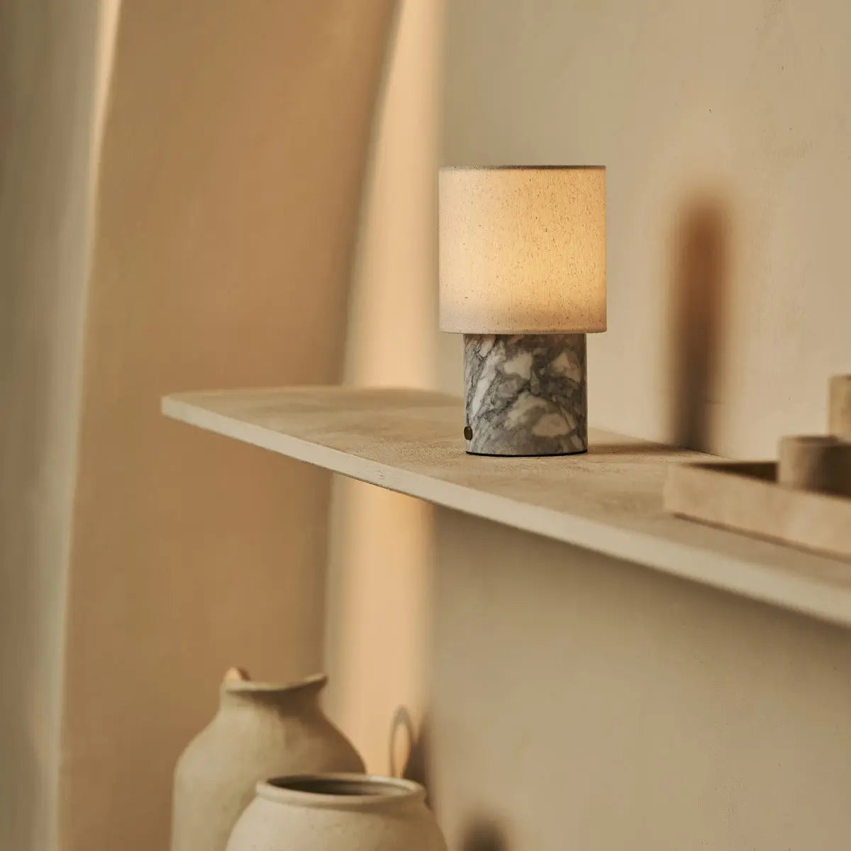 Dou White / Bianco Statuarietto – Marble Rechargeable Table Lamp – Cordless, 3 Light Modes & With Linen Interchangeable Lampshade