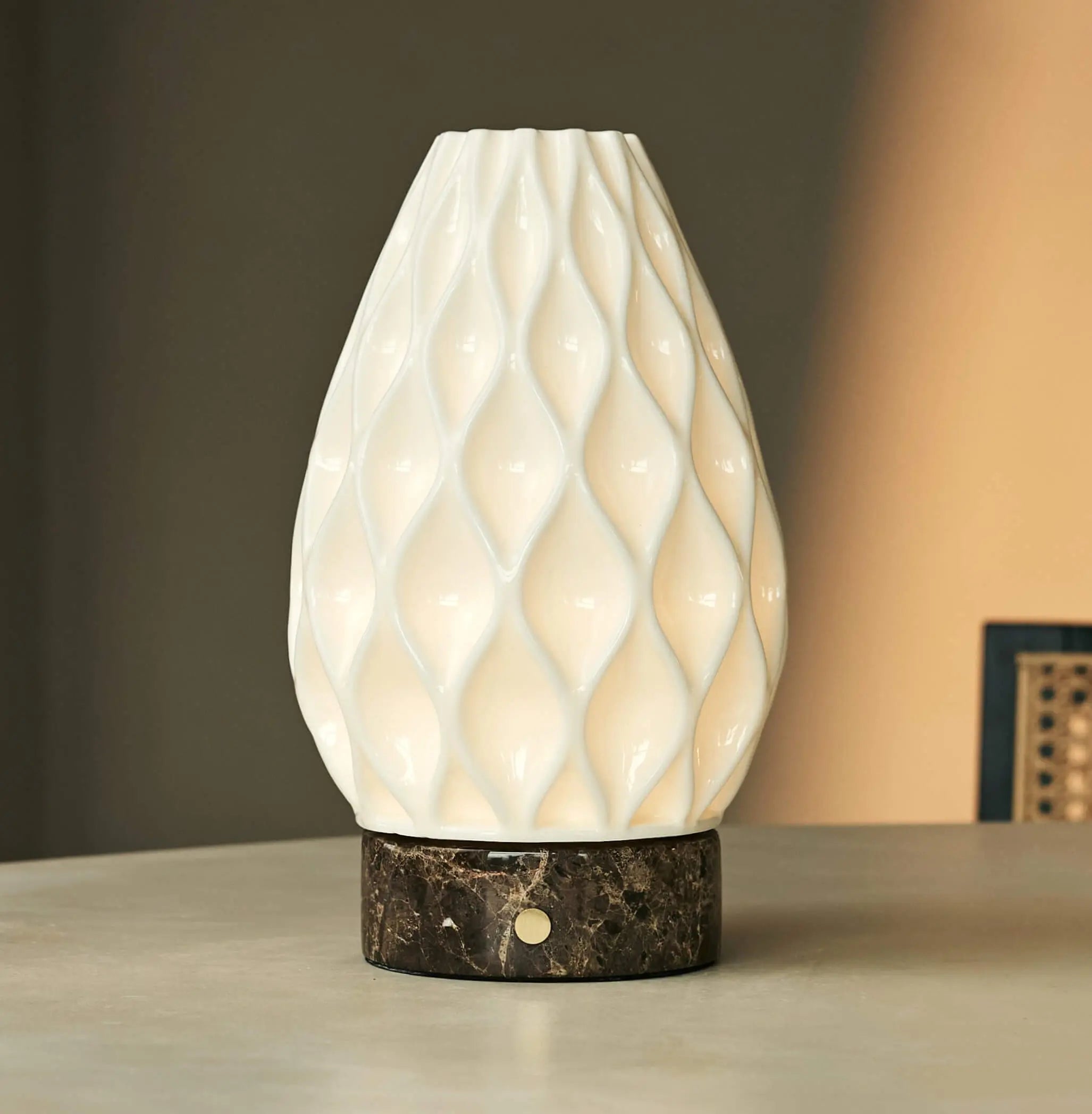 Vela Marble Cordless Table Lamp in 3D-Printed Porcelain – Rechargeable, Dimmable & Up to 100 Hours of Light