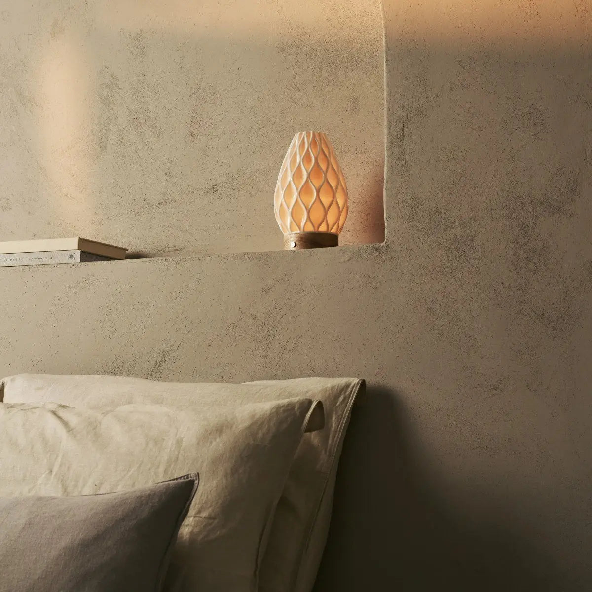 Vela Light Brown Cordless Table Lamp in 3D-Printed Porcelain – Rechargeable, Dimmable & Up to 100 Hours of Light