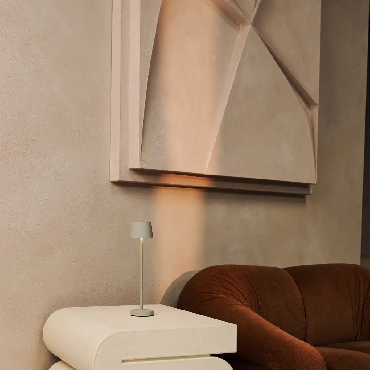 Combi Set Professional – 4 x Vondel Mini Shadow Grey Rechargeable Table Lamps & 1 x Amstel Wireless Charging Station with Q1-Technology – Perfect Lamps for Restaurants, Hospitality & Hotels Tavellio