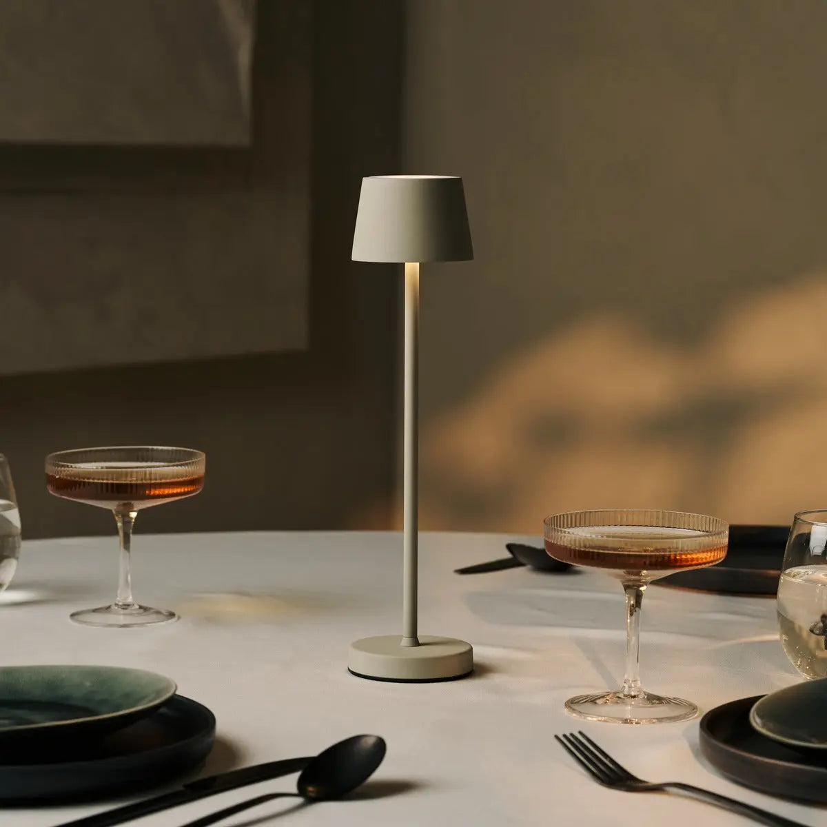 Combi Set Professional – 4 x Vondel Mini Shadow Grey Rechargeable Table Lamps & 1 x Amstel Wireless Charging Station with Q1-Technology – Perfect Lamps for Restaurants, Hospitality & Hotels Tavellio