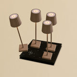 Ensemble combiné professionnel – 4 lampes de table rechargeables Wouter Brun Taupe et 1 station de charge sans fil Amstel avec technologie Qi – Idéal pour les restaurants, l'hôtellerie et les hôtels