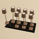 Ensemble combiné professionnel – 8 lampes de table rechargeables Wouter Brun Taupe et 1 station de charge sans fil centrale avec technologie Qi – Idéal pour les restaurants, l'hôtellerie et les hôtels