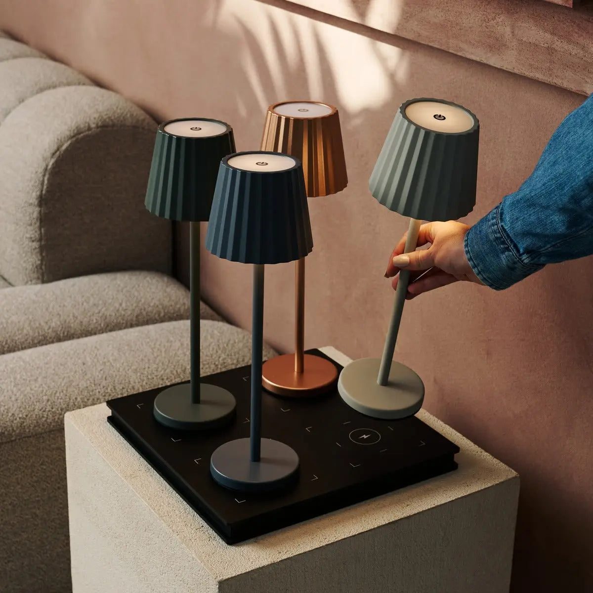 Combi Set Professional – 4 x Maya Copper Rechargeable Table Lamps & 1 x Amstel Wireless Charging Station with Qi-Technology – Perfect for Restaurants, Hospitality & Hotels Tavellio
