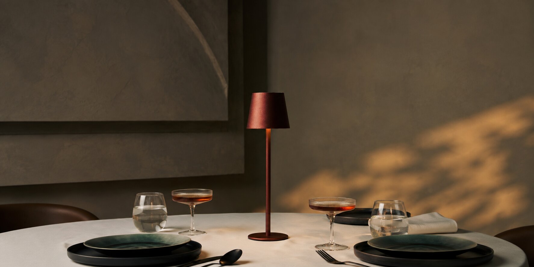 Tavellio rechargeable table lamp on a dining table