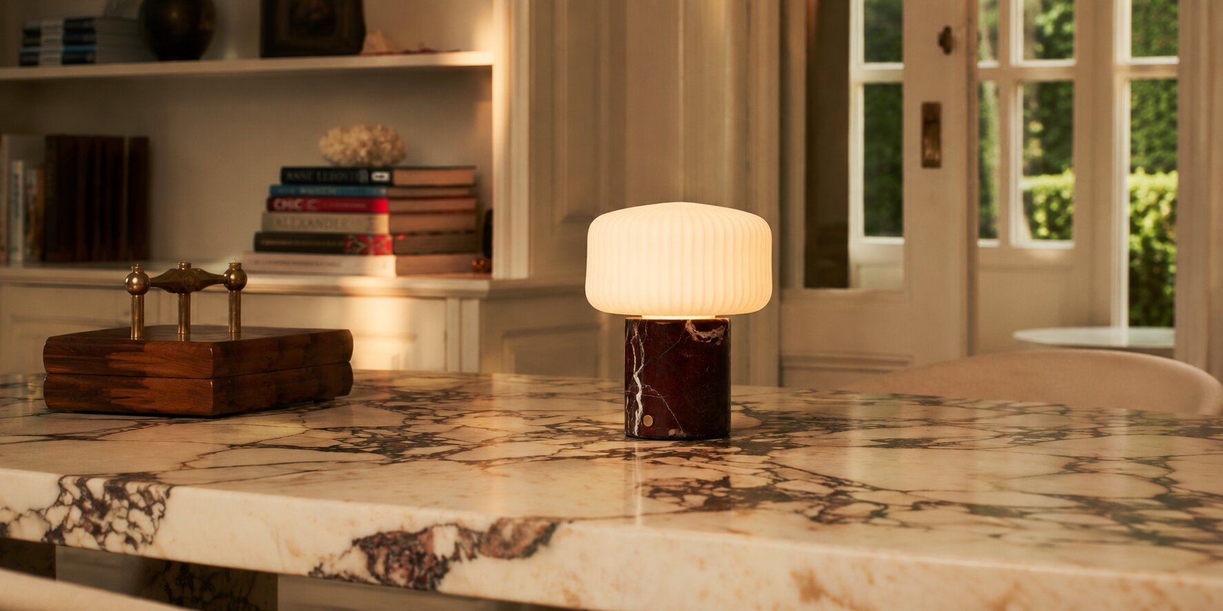 Tavellio rechargeable table lamp in a living room