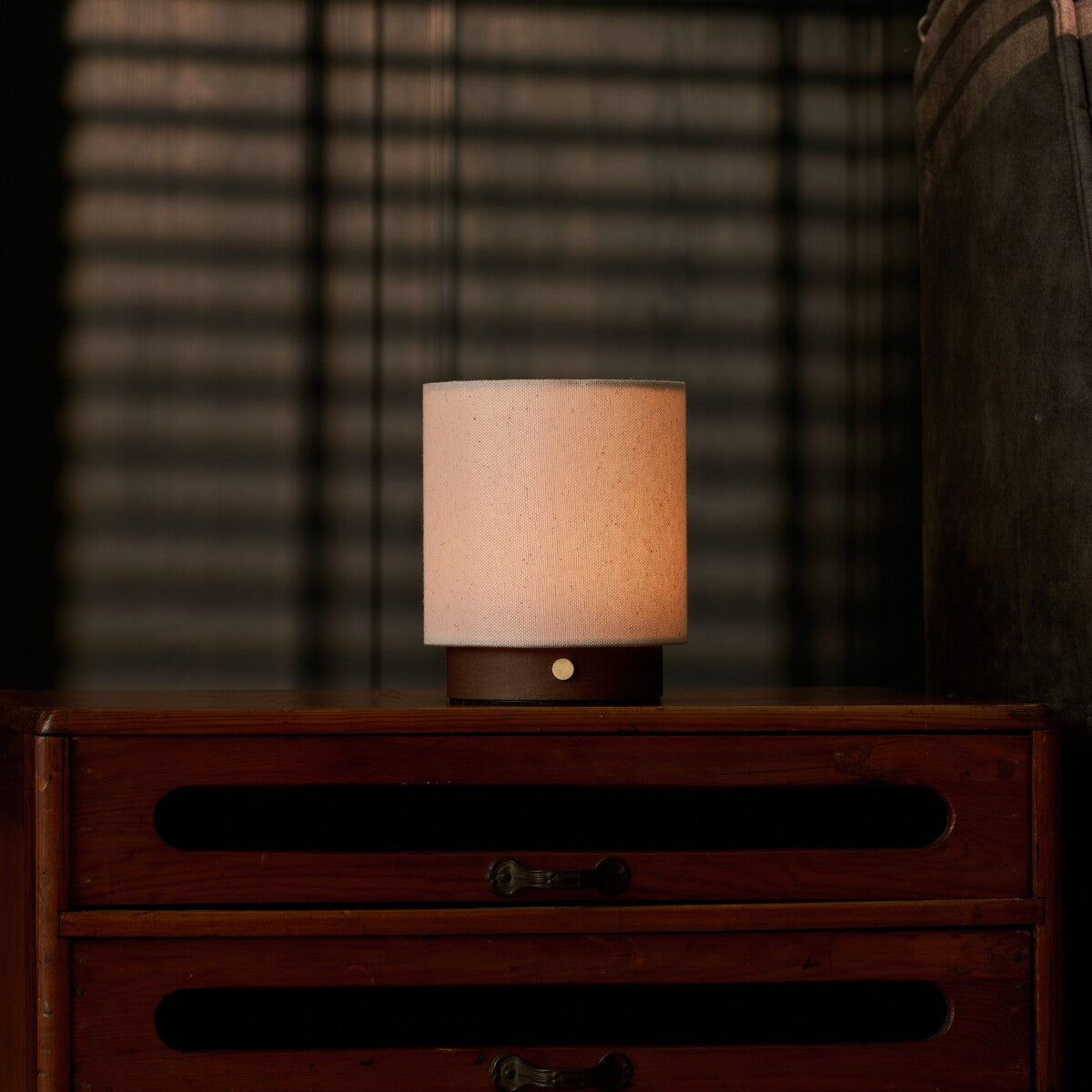 Tafellamp oplaadbaar Dick Small Dark Brown, linnen kap op donker hout, sfeervol op houten dressoir slaapkamer