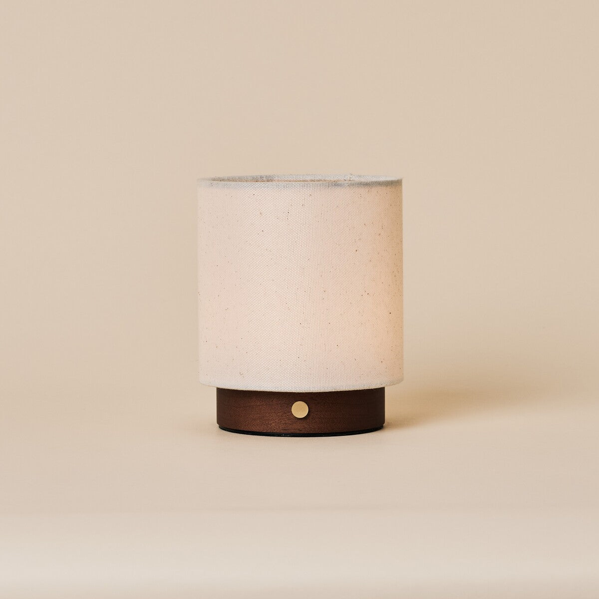 Oplaadbare tafellamp Dick Small Dark Brown, beige linnen kap op donker houten voet, studiofoto