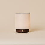Oplaadbare tafellamp Dick Small Dark Brown, beige linnen kap op donker houten voet, studiofoto