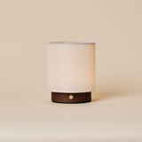 Oplaadbare tafellamp Dick Small Dark Brown, beige linnen kap op donker houten voet, studiofoto