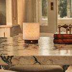 Tafellamp oplaadbaar Dick Small Dark Brown, linnen kap op donker hout, close-up marmeren eettafel