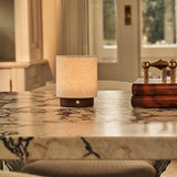 Tafellamp oplaadbaar Dick Small Dark Brown, linnen kap op donker hout, close-up marmeren eettafel