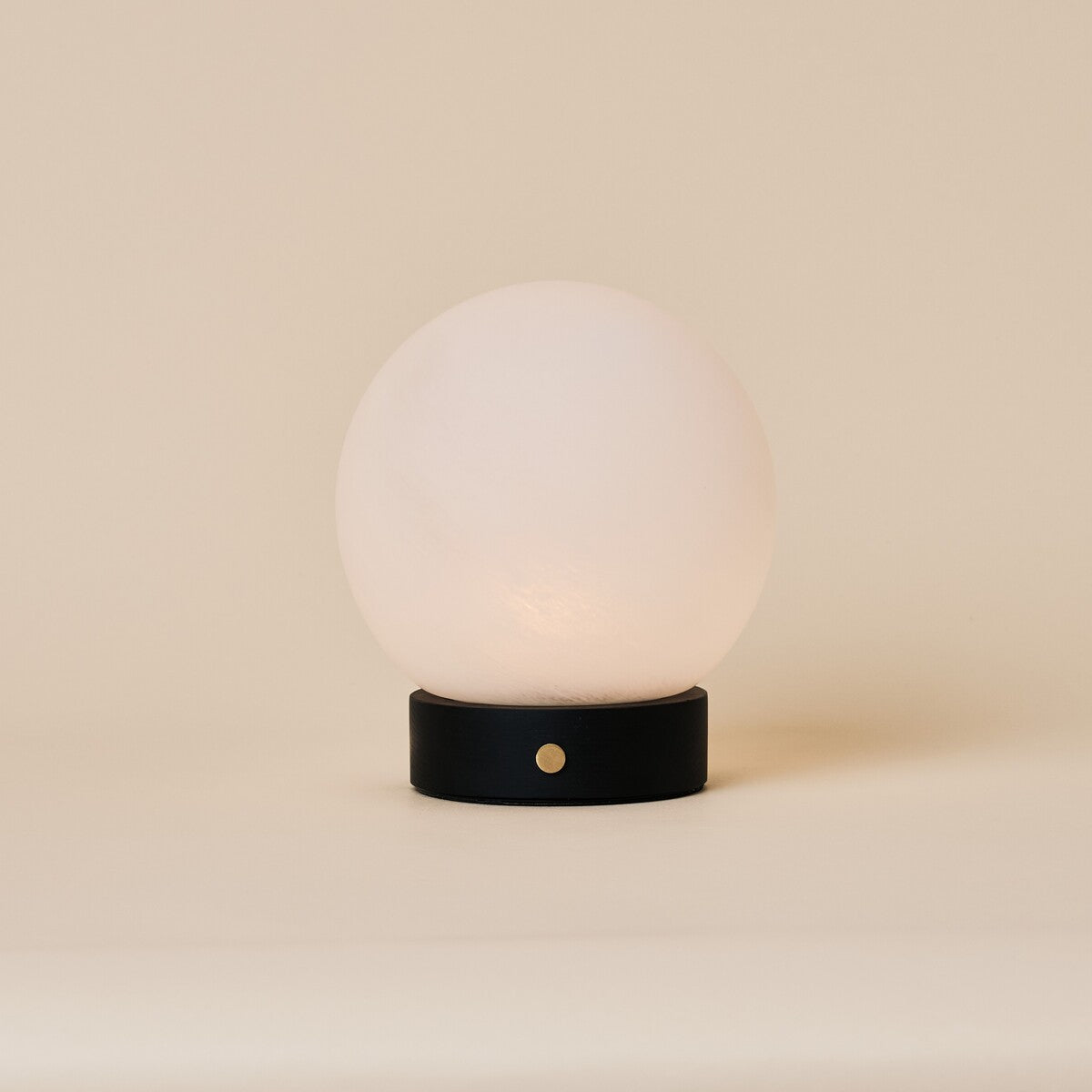 Tafellamp oplaadbaar Flore Small zwart hout met ronde opaal glazen bollamp