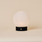 Tafellamp oplaadbaar Flore Small zwart hout met ronde opaal glazen bollamp