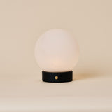 Tafellamp oplaadbaar Flore Small zwart hout met ronde opaal glazen bollamp
