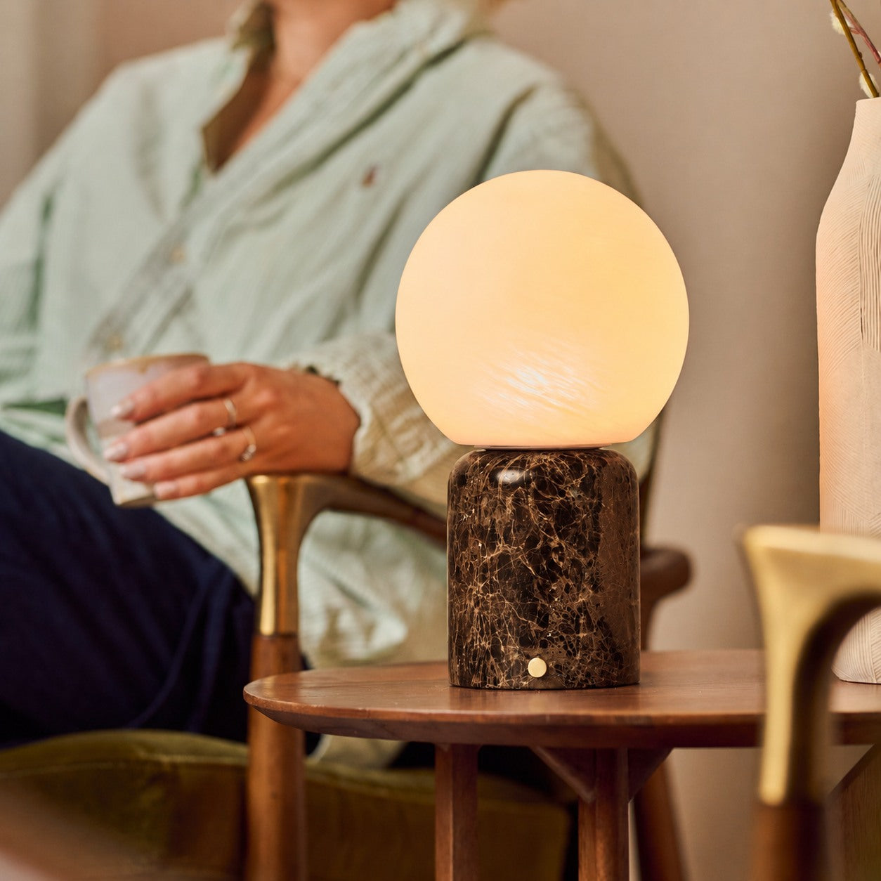 Metsu Large cordless table lamp with round glass shade on Emperador Dark marble base in living room