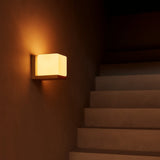Oplaadbare wandlamp gemaakt van hout en glas. Geen stroom nodig!