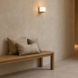 Oplaadbare wandlamp gemaakt van hout en glas. Geen stroom nodig!