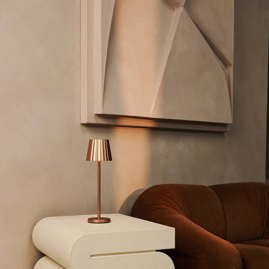Combi Set Professional – 8 x Maya Copper Rechargeable Table Lamps & 1 x Central Station Wireless Charging Station with Qi-Technology Tavellio