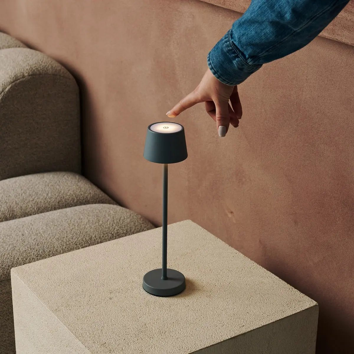 Combi Set Professional – 8 x Vondel Mini Mouse Grey Rechargeable Table Lamps & 1 x Central Station Wireless Charging Station with Q1-Technology – Perfect for Restaurants, Hospitality & Hotels Tavellio
