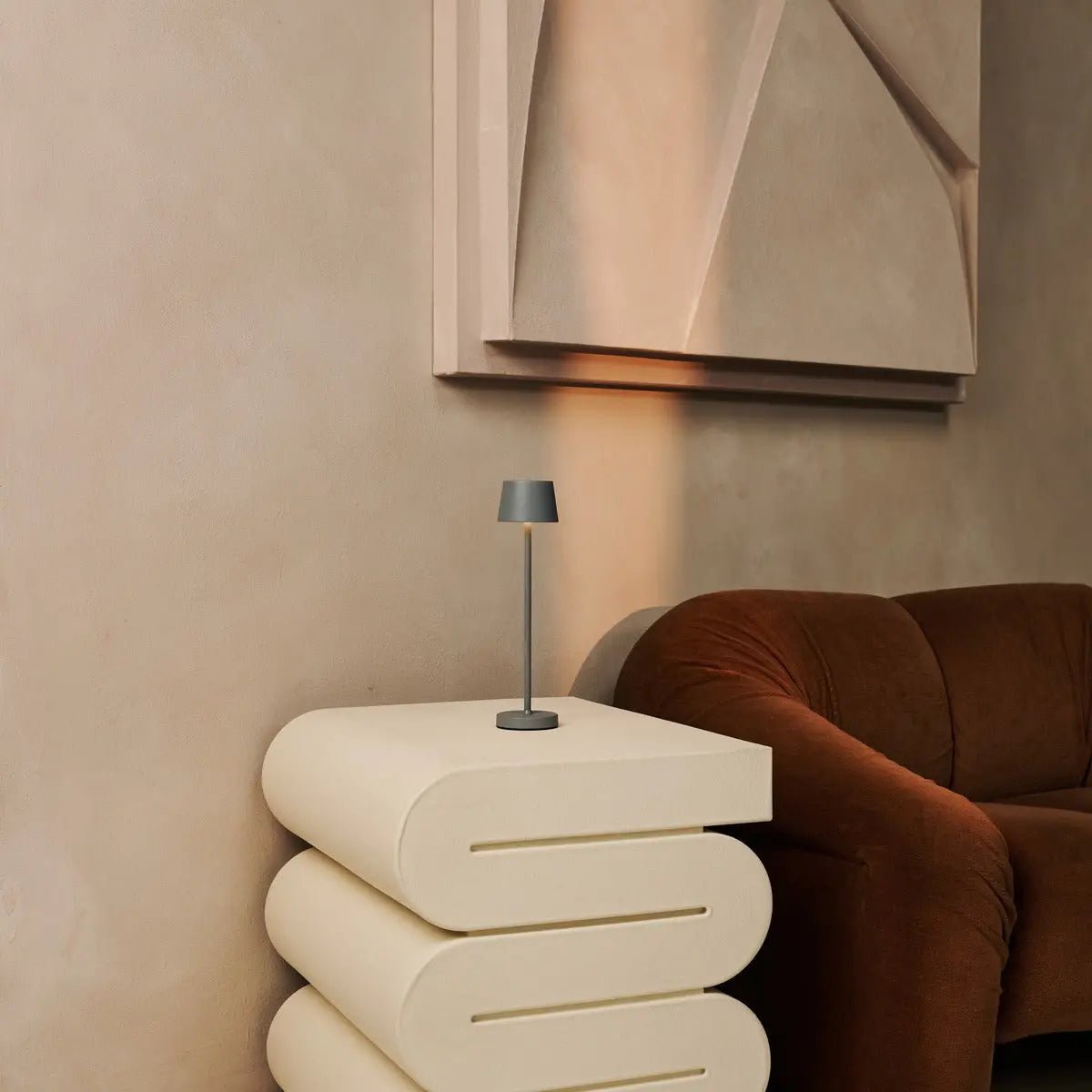 Combi Set Professional – 8 x Vondel Mini Mouse Grey Rechargeable Table Lamps & 1 x Central Station Wireless Charging Station with Q1-Technology – Perfect for Restaurants, Hospitality & Hotels Tavellio