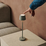 Combi Set Professional – 8 x Vondel Mini Shadow Grey Rechargeable Table Lamps & 1 x Central Station Wireless Charging Station with Q1-Technology – Perfect for Restaurants, Hospitality & Hotels Tavellio