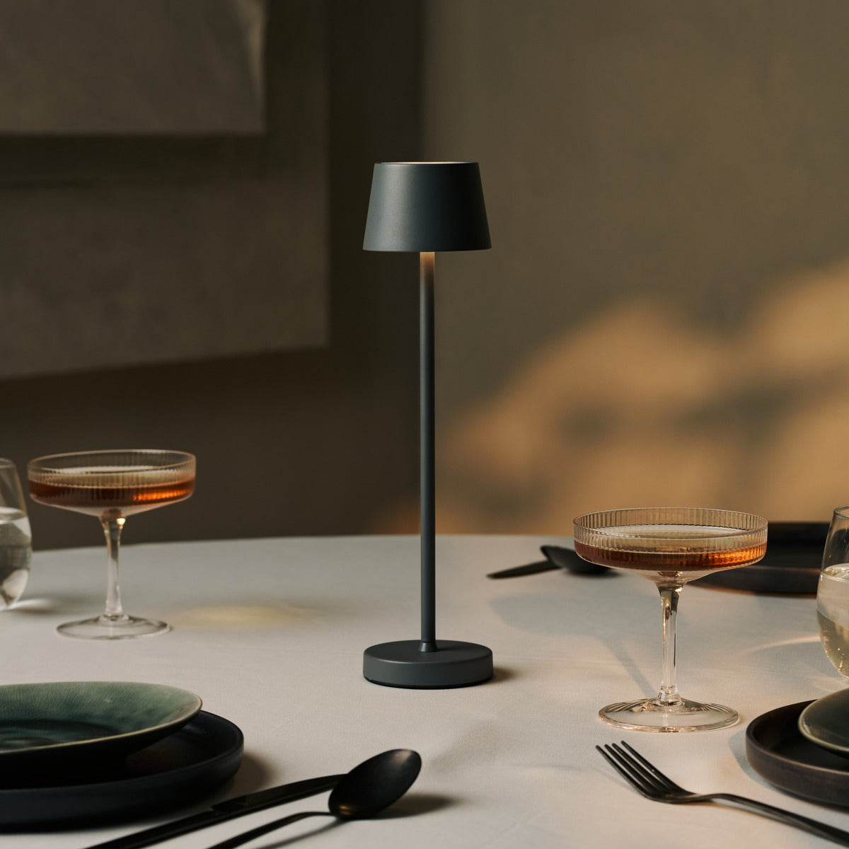 Combi Set Professional – 4 x Vondel Mini Stone Grey Rechargeable Table Lamps & 1 x Amstel Wireless Charging Station with Q1-Technology – Perfect for Restaurants, Hospitality & Hotels Tavellio