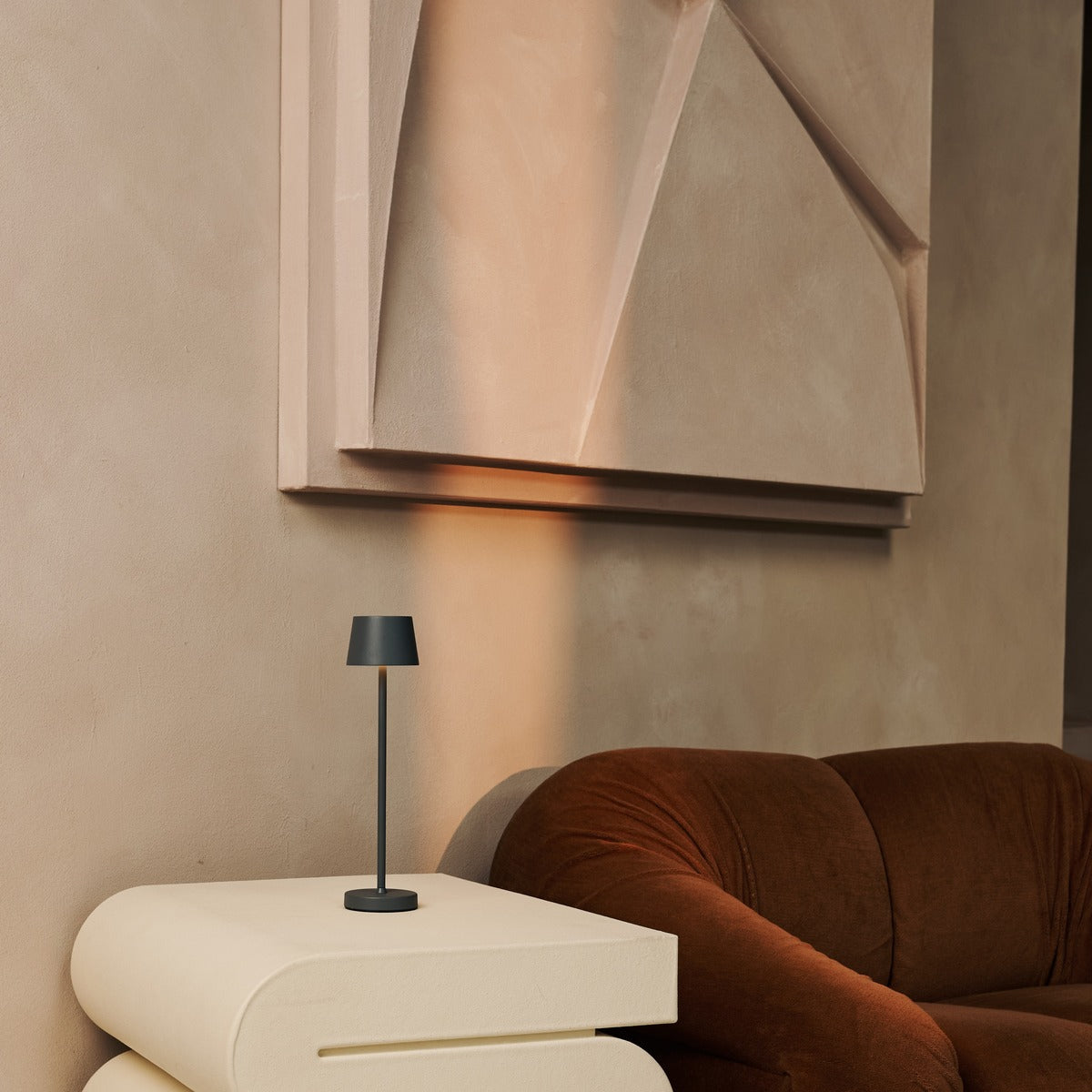Combi Set Professional – 4 x Vondel Mini Stone Grey Rechargeable Table Lamps & 1 x Amstel Wireless Charging Station with Q1-Technology – Perfect for Restaurants, Hospitality & Hotels Tavellio