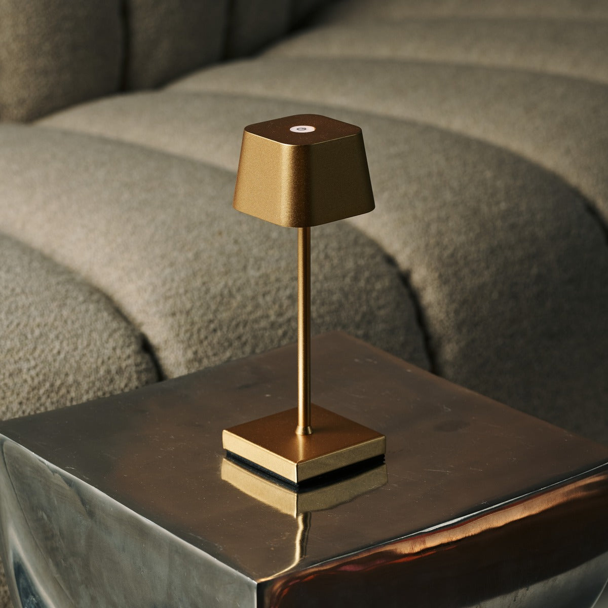 Combi Set Professional – 8 x Sarphati Mini Gold Rechargeable Table Lamps &  1 x Central Station Wireless Charging Station with Qi-Technology – Perfect for Restaurants, Hospitality & Hotels Tavellio