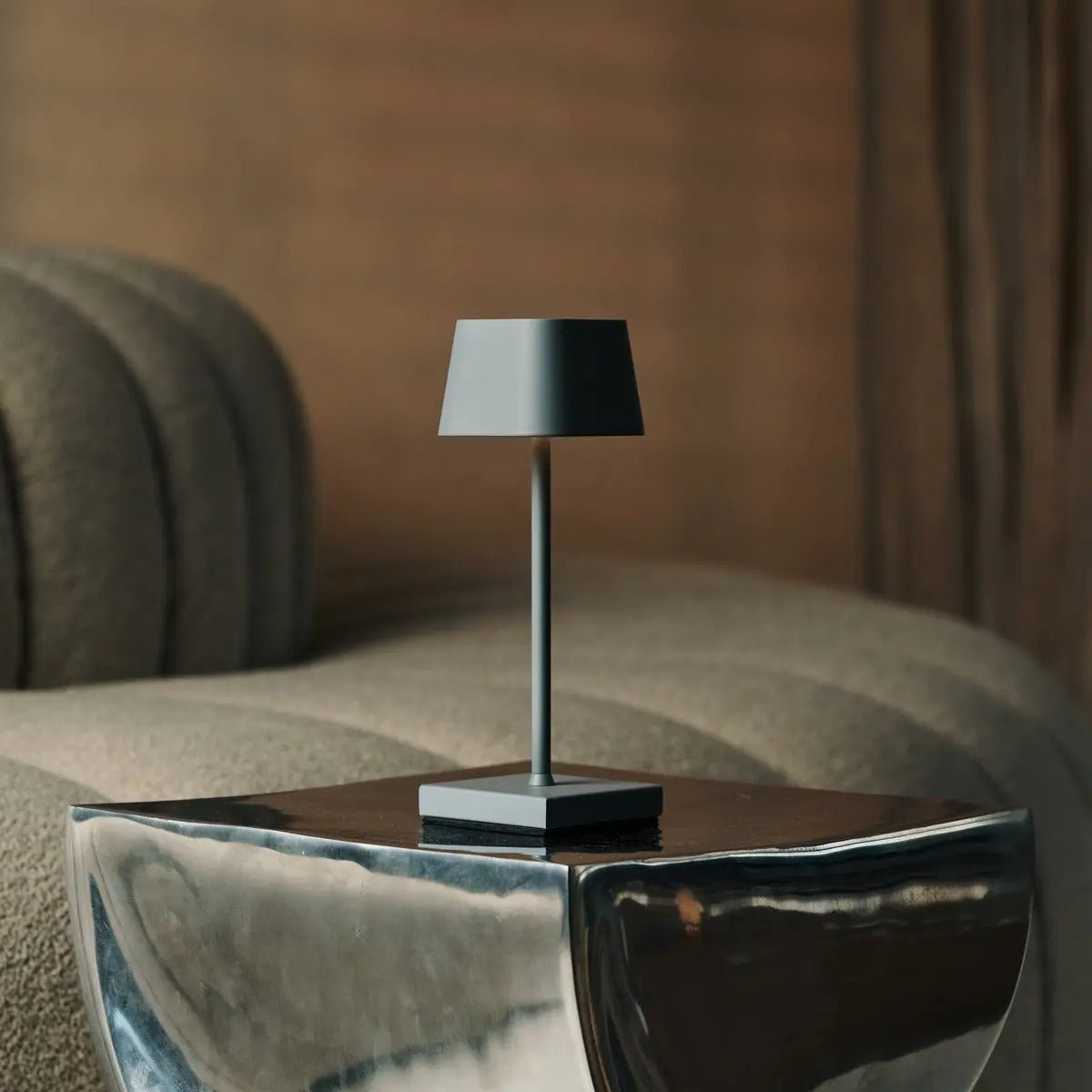 Combi Set Professional – 8 x Sarphati Mini Mouse Grey Rechargeable Table Lamps & 1 x Central Station Wireless Charging Station with Qi-Technology – Perfect for Restaurants, Hospitality & Hotels Tavellio