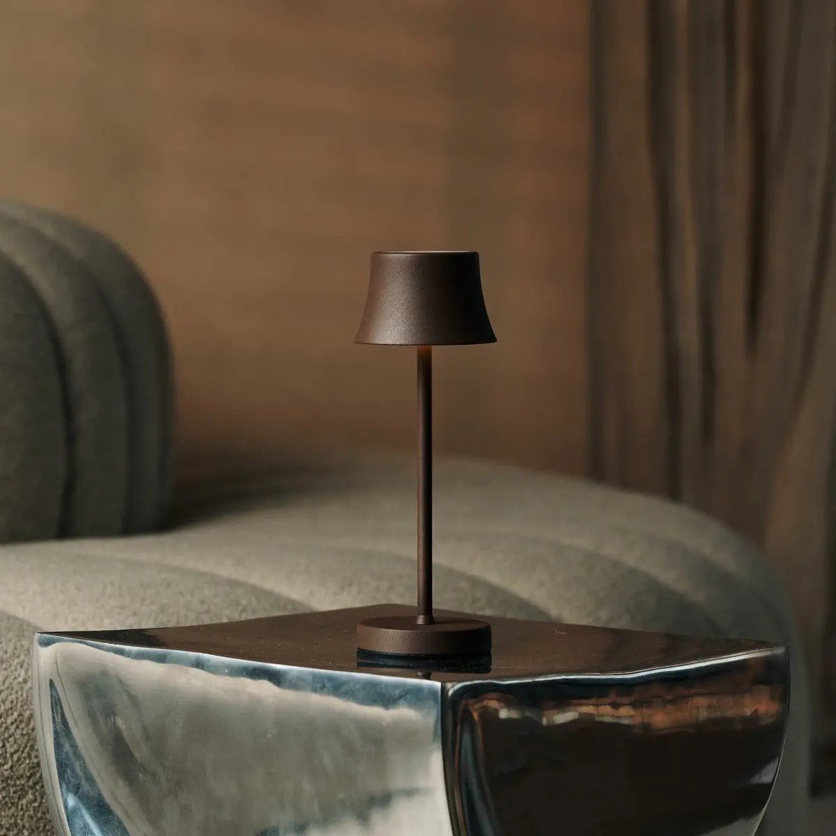 Combi Set Professional – 8 x De Pijp Mini Mocha Brown Rechargeable Table Lamps & 1 x Central Station Wireless Charging Station with Qi-Technology – Perfect for Restaurants, Hospitality & Hotels Tavellio