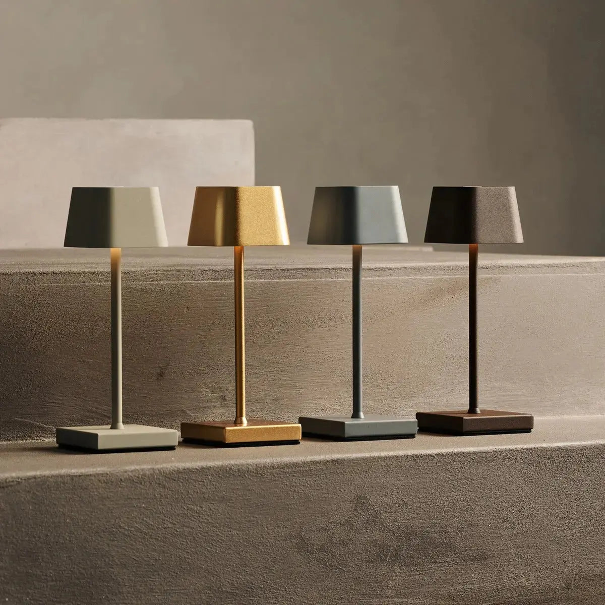 Combi Set Professional – 8 x Sarphati Mini Gold Rechargeable Table Lamps &  1 x Central Station Wireless Charging Station with Qi-Technology – Perfect for Restaurants, Hospitality & Hotels Tavellio