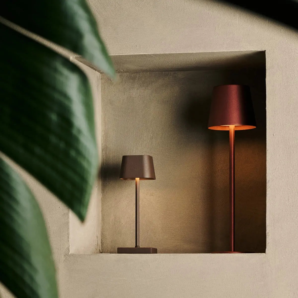 Sarphati Mini Mocha Brown Cordless Table Lamp Perfect for Hospitality Industry – Wireless Rechargeable via Charging Station, Dimmable Lamp & 3 Light Modes Tavellio
