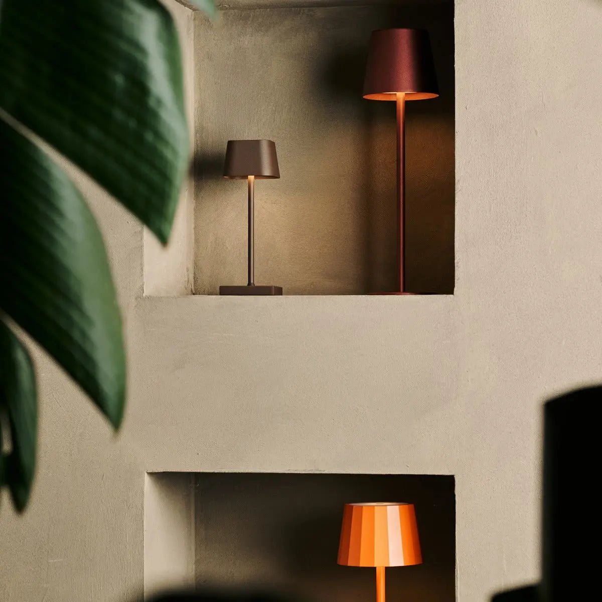 Sarphati Mini Mocha Brown Cordless Table Lamp Perfect for Hospitality Industry – Wireless Rechargeable via Charging Station, Dimmable Lamp & 3 Light Modes Tavellio