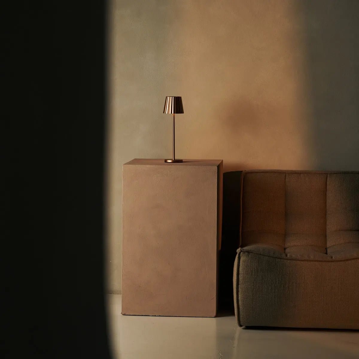 Combi Set Professional – 8 x Maya Copper Rechargeable Table Lamps & 1 x Central Station Wireless Charging Station with Qi-Technology – Perfect for Restaurants, Hospitality & Hotels Tavellio