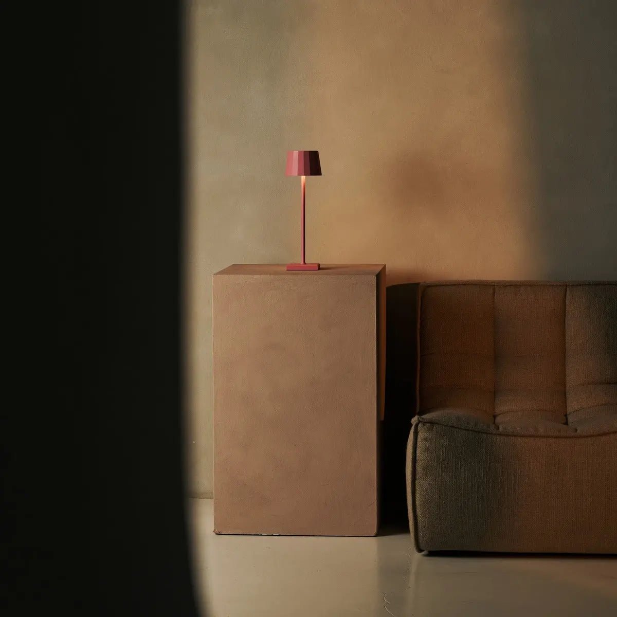 Combi Set Professional – 8 x Wouter Flamingo Pink Rechargeable Table Lamps & 1 x Central Station Wireless Charging Station with Qi-Technology – Perfect for Restaurants, Hospitality & Hotels Tavellio