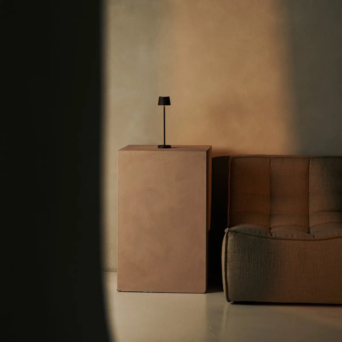 Combi Set Professional – 4 x Vondel Mini Mocha Brown Rechargeable Table Lamps & 1 x Amstel Wireless Charging Station with Q1-Technology Tavellio