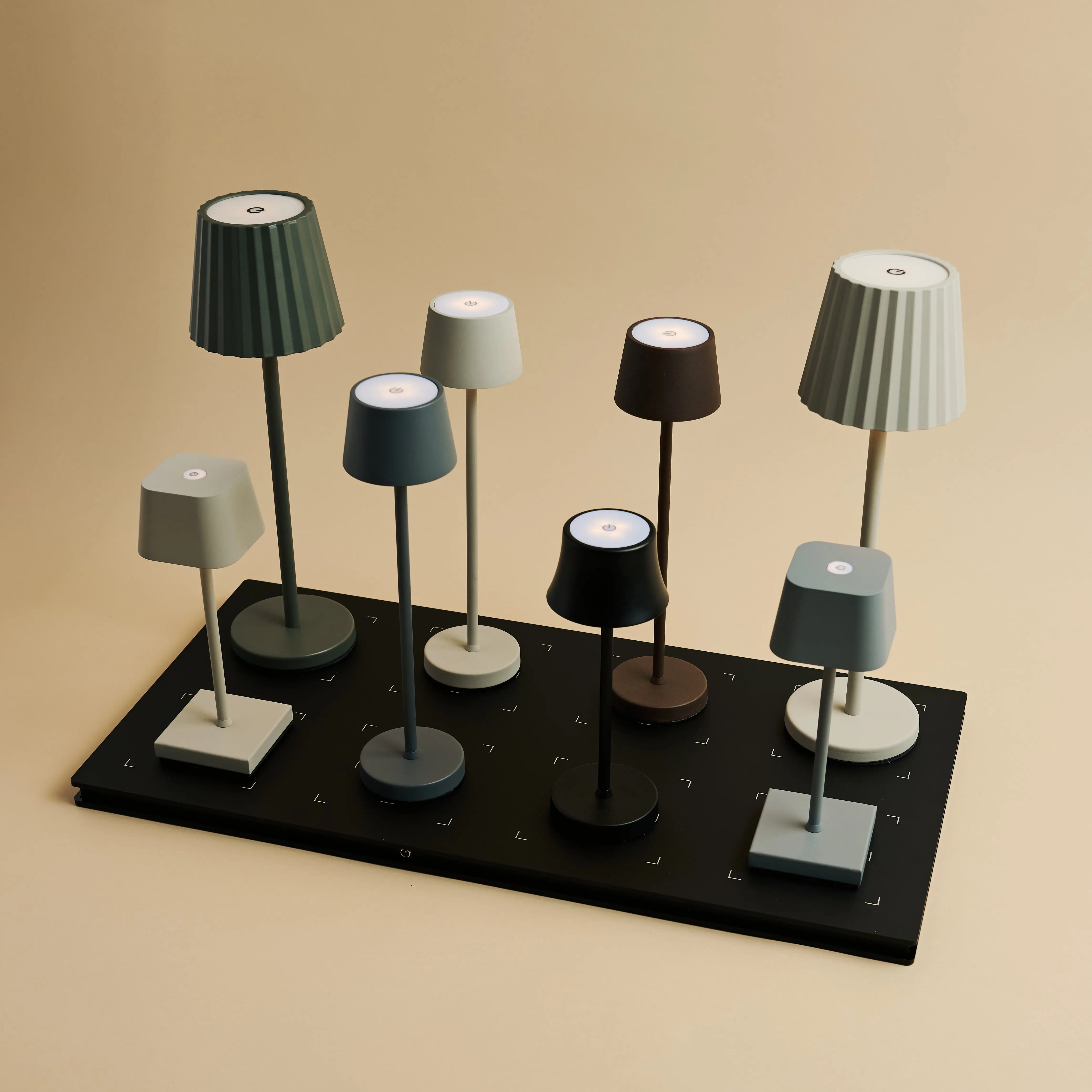 Combi Set Professional – 8 x Vondel Mini Stone Grey Rechargeable Table Lamps & 1 x Central Station Wireless Charging Station with Q1-Technology – Perfect for Restaurants, Hospitality & Hotels Tavellio