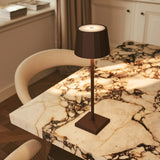 Ensemble combiné professionnel – 4 lampes de table rechargeables Wouter Marron Mokka et 1 station de charge sans fil Amstel avec technologie Qi – Idéal pour les restaurants, l'hôtellerie et les hôtels