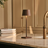Ensemble combiné professionnel – 4 lampes de table rechargeables Wouter Marron Mokka et 1 station de charge sans fil Amstel avec technologie Qi – Idéal pour les restaurants, l'hôtellerie et les hôtels