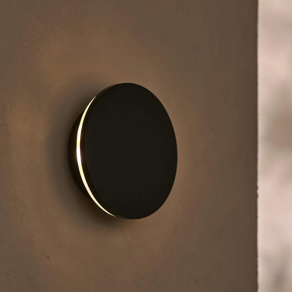 Lou Black Cordless Wall Light – Rechargeable & Dimmable with Touch Control Tavellio