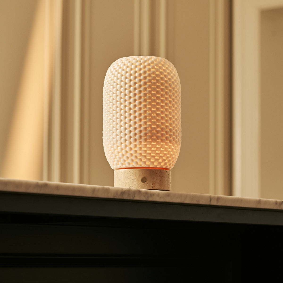 Aurora Beige – Travertino Classico Travertine Cordless Table Lamp | 3D-Printed Porcelain, Dimmable & Up to 100 Hours of Battery Life