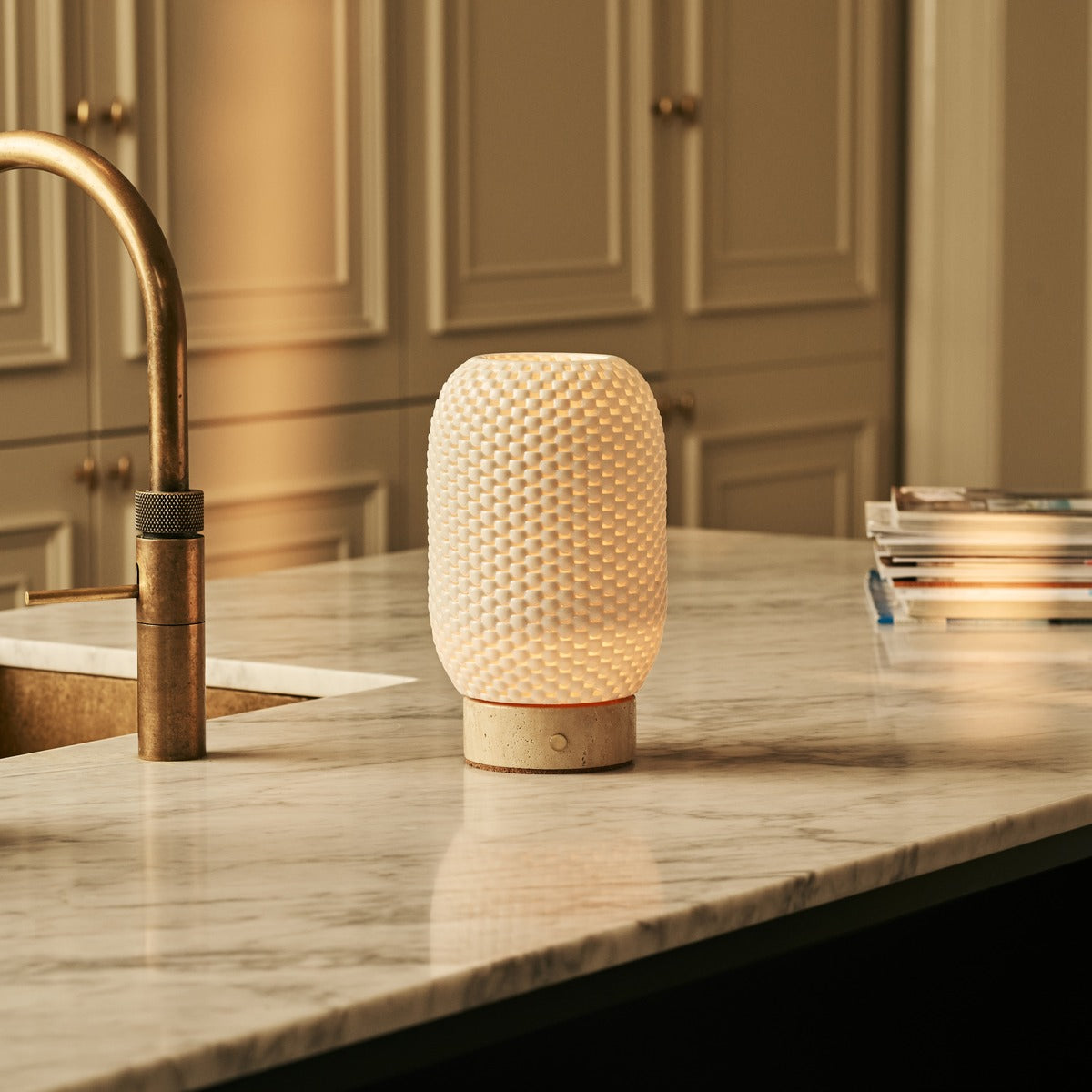 Aurora Beige – Travertino Classico Travertine Cordless Table Lamp | 3D-Printed Porcelain, Dimmable & Up to 100 Hours of Battery Life