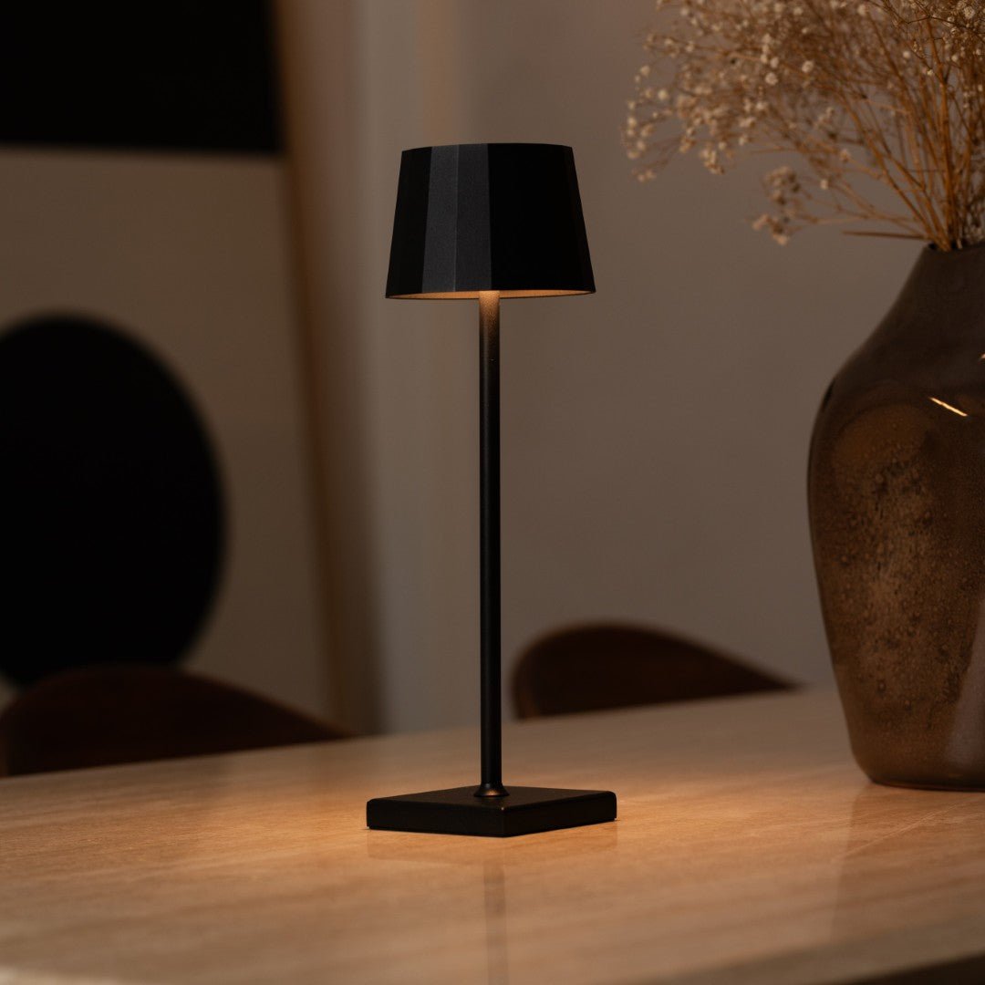 William Black Rechargeable Iron Table Lamp – 120-Hour Battery, Dimmable, USB-C Charging Tavellio