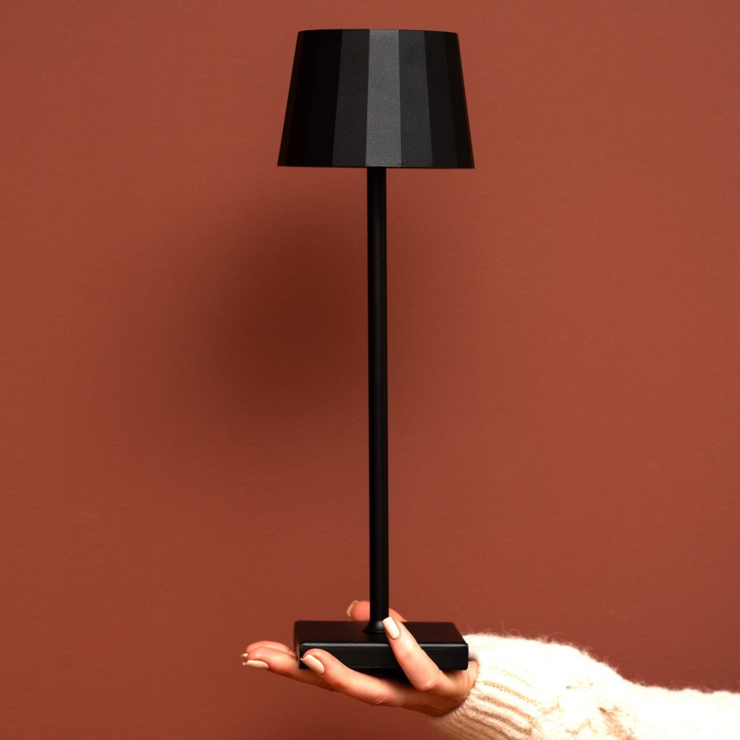 William Black Rechargeable Iron Table Lamp – 120-Hour Battery, Dimmable, USB-C Charging Tavellio